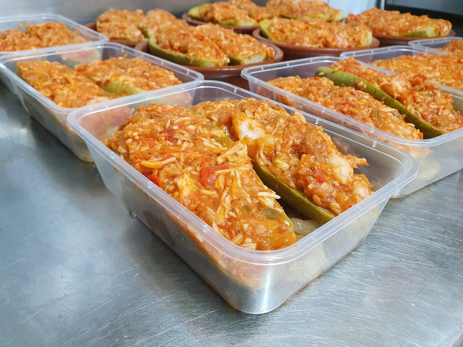 Zucchinis rellenos en envases listos para llevar.