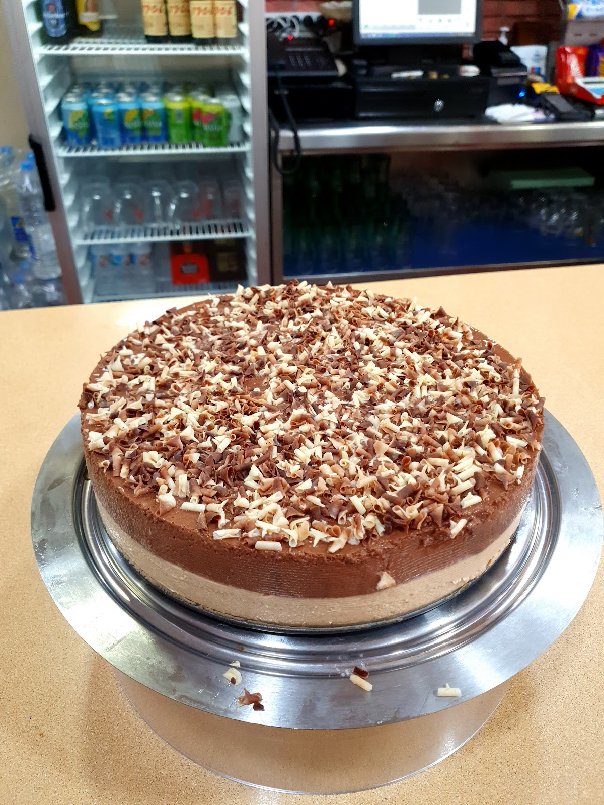 Tarta cremosa decorada lista para el postre.