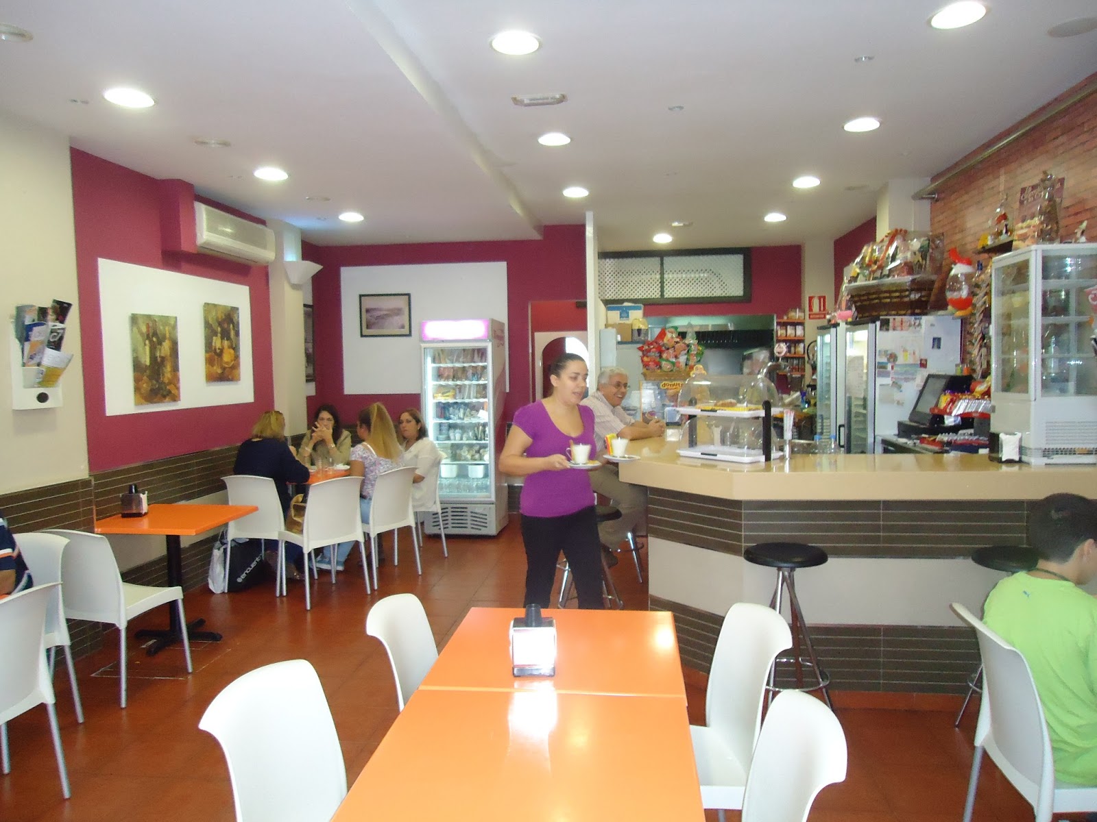 Detalle de las mesas, la barra y el ambiente acogedor.