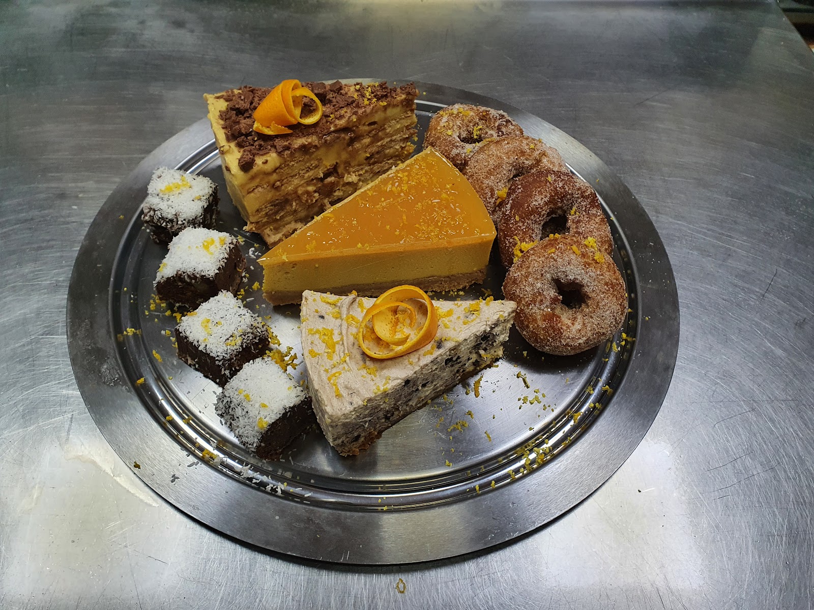 Plato variado con flan casero, donuts y repostería.