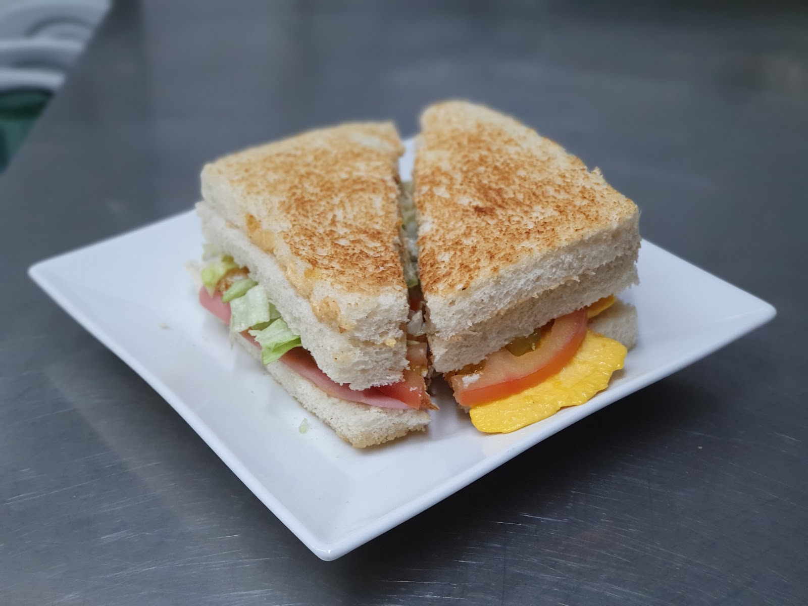 Sándwich Club Especial con patatas