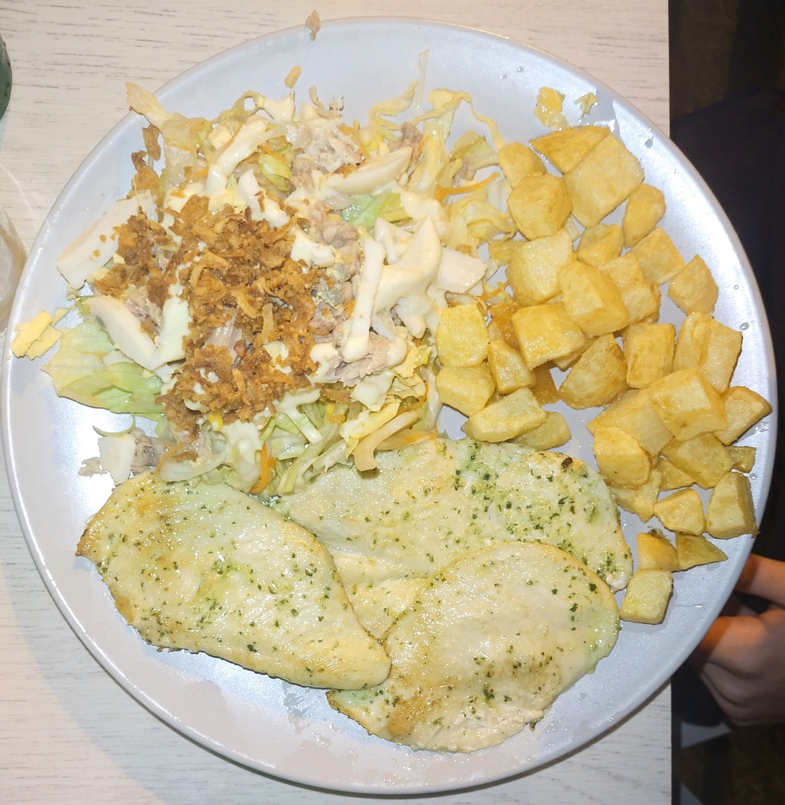Pechuga de pollo con patatas en dados y ensalada fresca.
