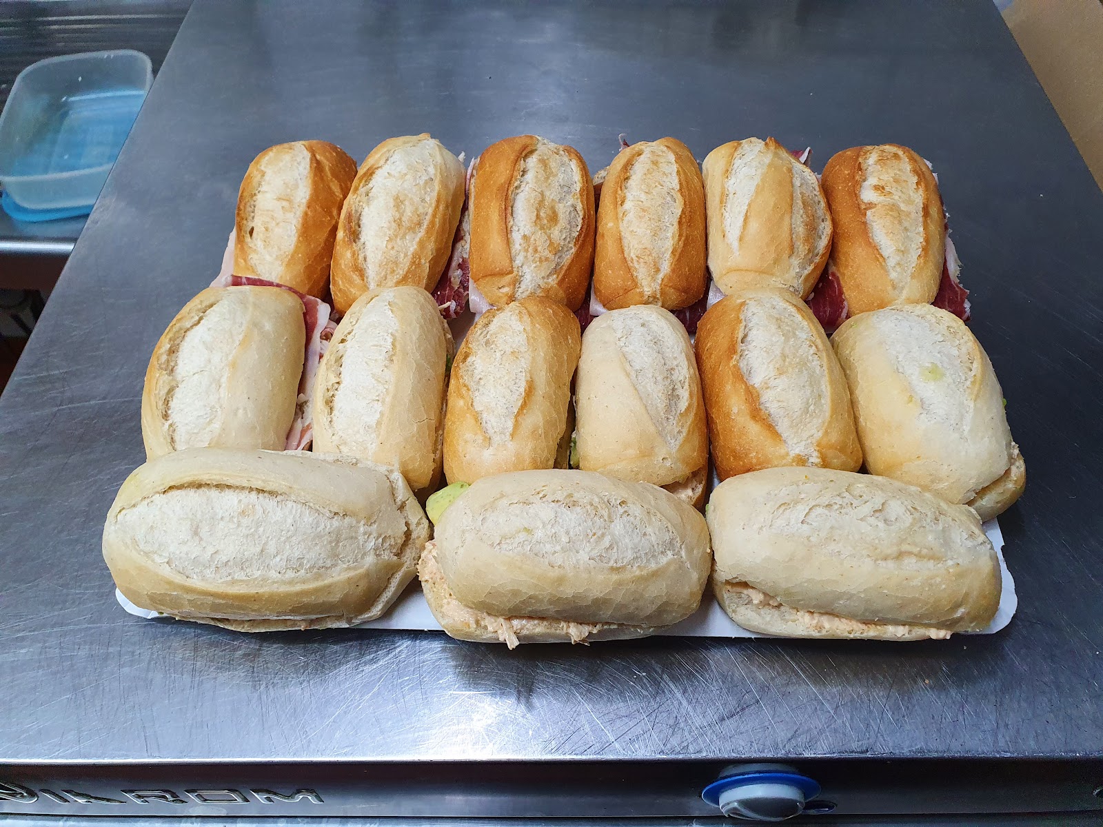 Bandeja de pulguitas artesanas recién elaboradas en La Canela