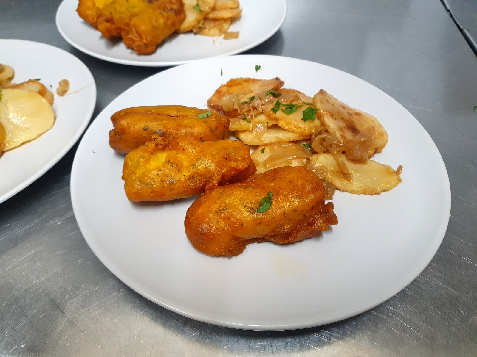 Fritos tradicionales de pescado rebozado con patatas.