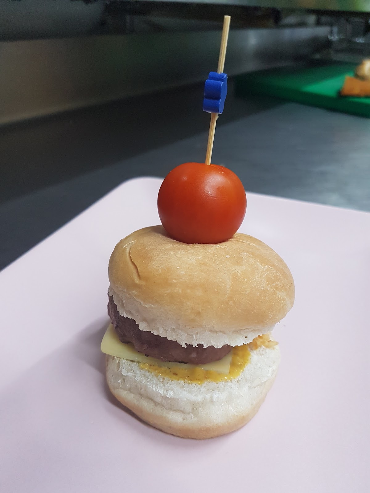 Sliders de carne en pan tierno con tomate y queso.
