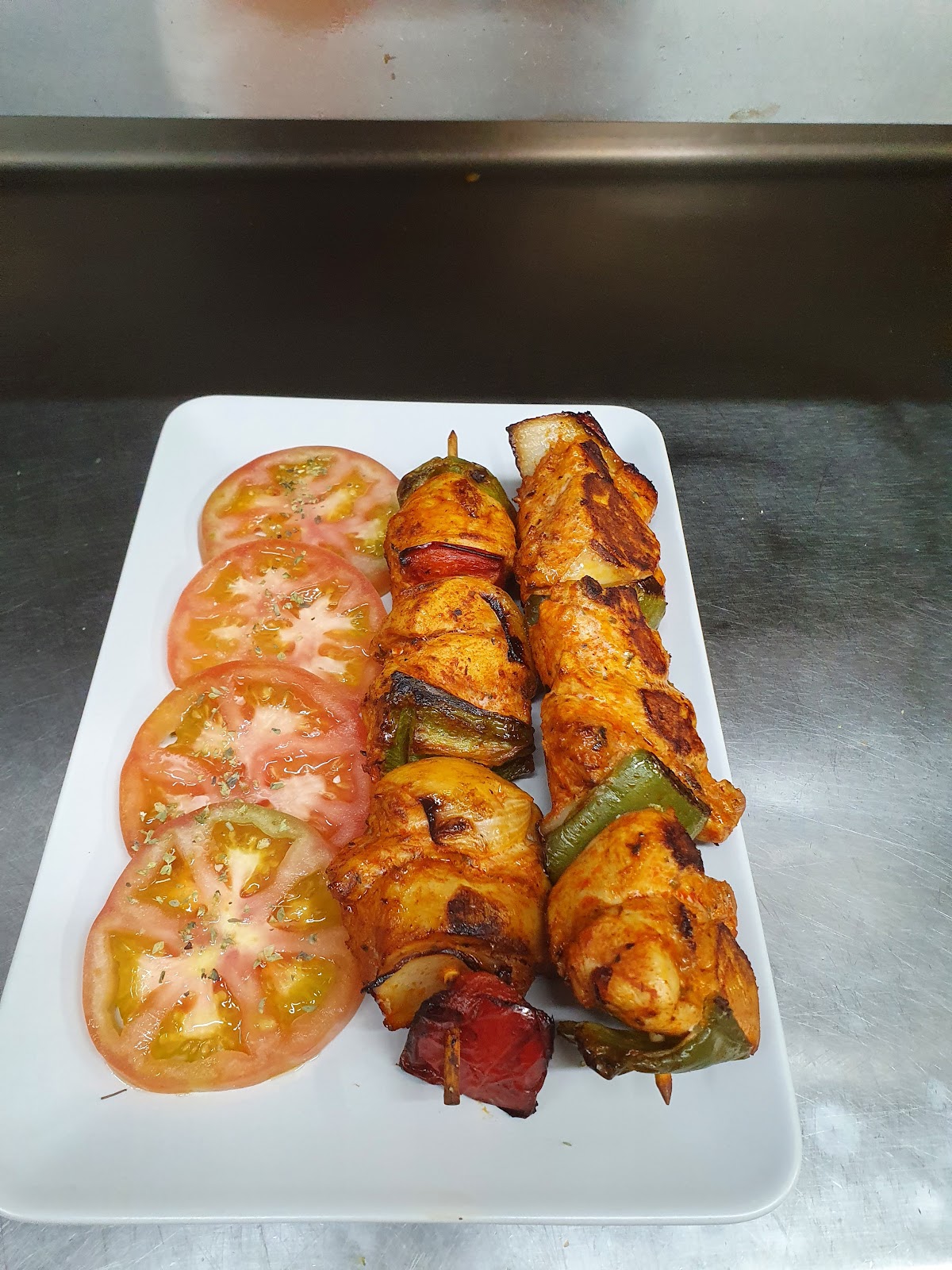 Brocheta a la plancha con cebolla y pimientos.
