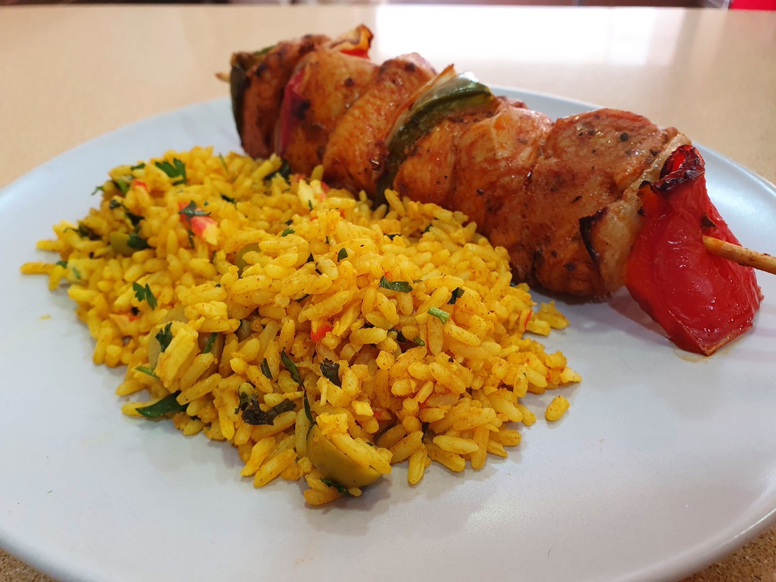 Carne a la parrilla servida con arroz sazonado.