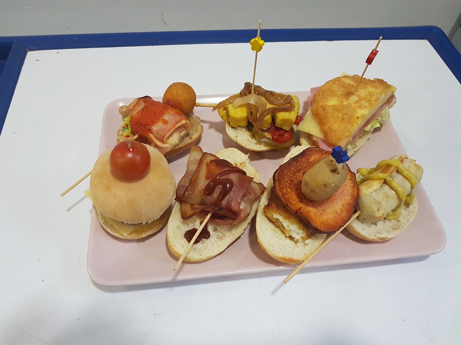 Raciones variadas de tortilla, embutidos y pinchos.