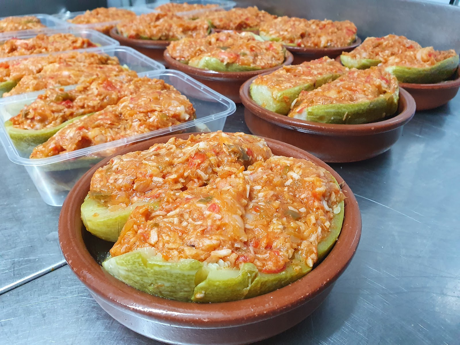 Cazuelas de barro con calabacín relleno al horno.