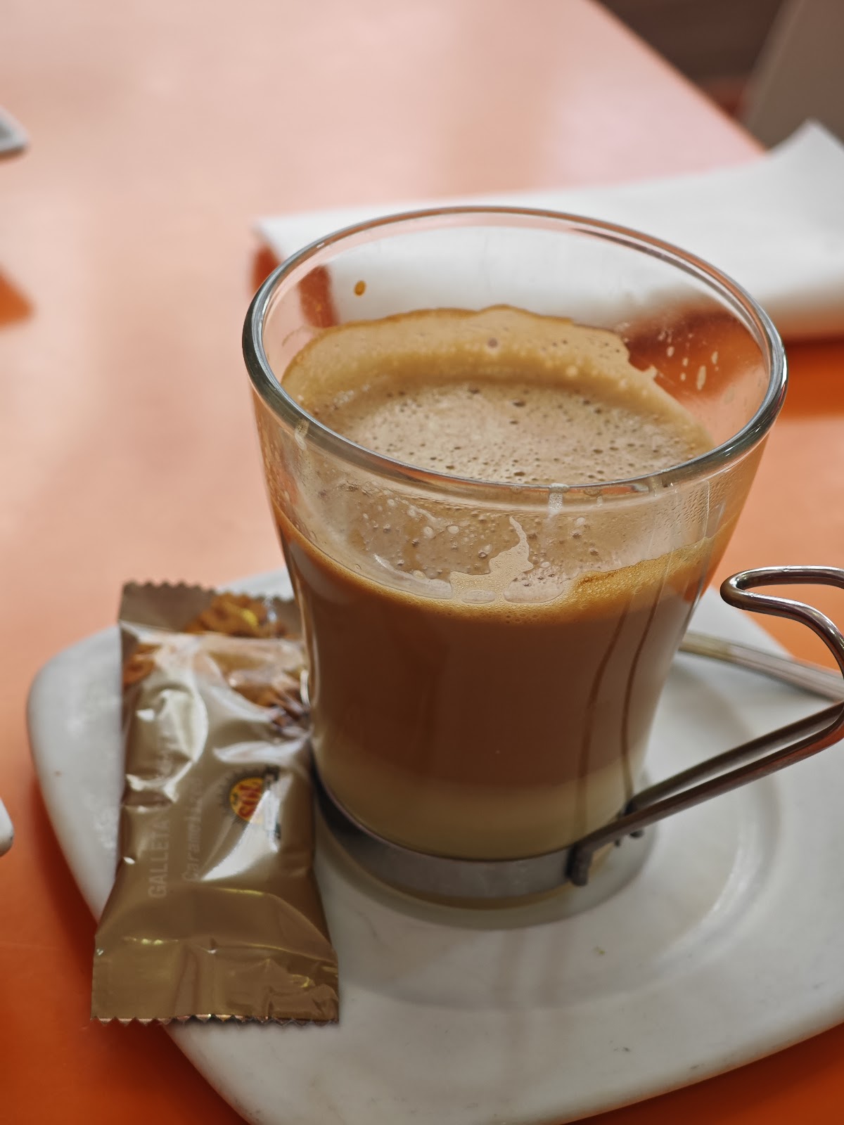 Taza caliente de café con leche recién preparado.