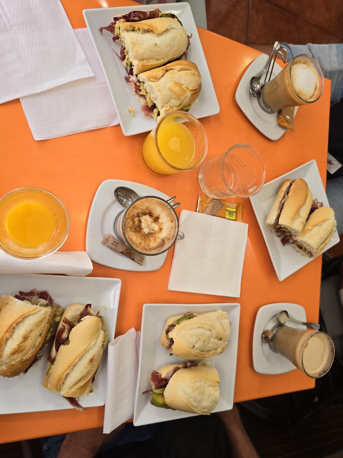 Desayuno completo con cafés, zumos y cruasanes en La Canela