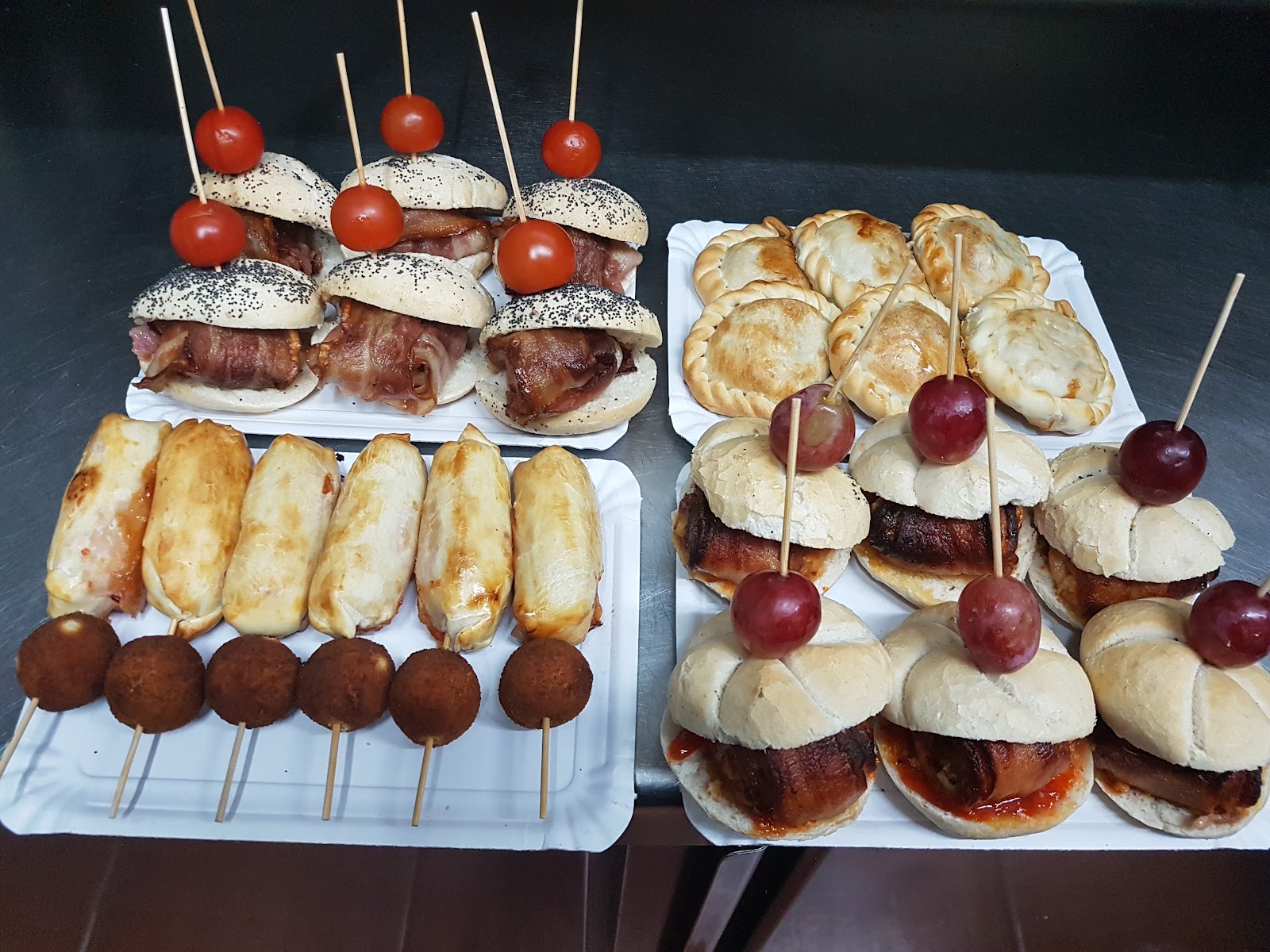 Mini hamburguesas, croquetas y pinchos variados.